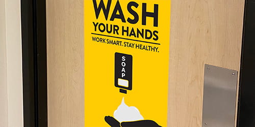 卫生标牌贴在洗手间门上
